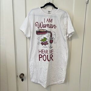 💕White Graphic T-Shirt with Wine Design